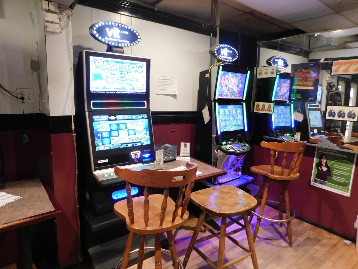 Hotel Dinosaur & Newcastle Bar Drumheller Extérieur photo